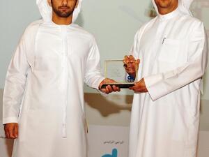 Sheikh Mansour Bin Mohammed Bin Rashid Al Maktoum presenting a plaque to Farid Faraidooni, Chief Commercial Officer of du