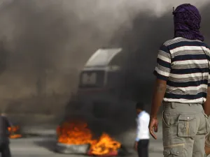 جلأون : أن وزير الإسكان المذكور يدفن رأسه في الرمال