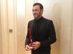 Kadim al Sahir picks up his award for Best Arabic Artist 2012.