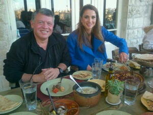 HRH King Abdullah and Queen Rania have a casual lunch in Amman's Rainbow Street. (Image Courtesy of "akhbar-jo.com").