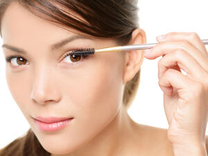 وصفات طبيعية مجربة لمنع تساقط الرموش