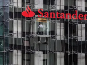 خفضت وكالة موديز للتصنيف الائتماني مستوى التصنيف الائتماني لتونس إلى (بي أيه 2) مع نظرة مستقبلية سلبية على خلفية «استمرار عدم اليقين السياسي ومخاطر عدم الاستقرار» 