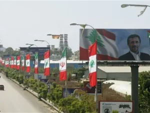 صورة لنجاد وسط اعلام ايران ولبنان على طريق المطار 