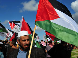 Hamas demanded Thursday that the Palestinian Authority take employees of the disbanded Gaza government onto its payroll, after scuffles broke out at banks in the Palestinian territory.
