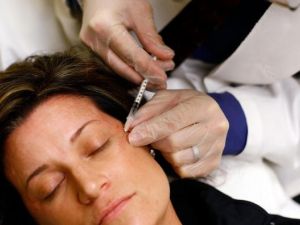 عد التخدير الموضعي، يستعد المريض لتلقي حقنة تحت الجلد. تستطيع هذه الإبرة استهداف العصب المستهدف وتطبيق "البرد الشديد" مباشرة عليه