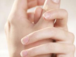 "فرقعة" الأصابع: تعمل على إزالة التوتر من المفاصل والشعور بمفاصل أكثر مرونة