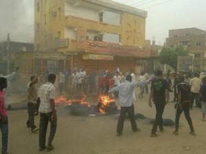 Protesters at Sahafa street in Khartoum.
