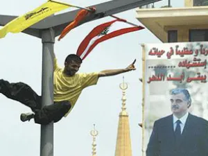 لبناني يشير بعلامة النصر امام جدارية للراحل الحريري