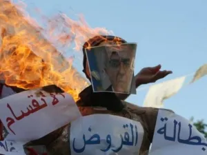 ارشيف/محتجون يحرقون صورة رئيس الحكومة الفلسطينية سلام فياض