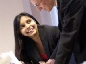 38% من الرجال "ينخدعون" بالمظهر الخارجي للسكرتيرة الخاصة بهم، وسرعان ما يقعون في حبّها