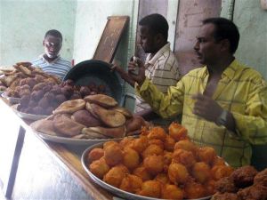 Somali fasters during Ramadan 2010 prepare for Iftar, or break-of-fast meal. 2011, their Ramadan is marred by famine.
