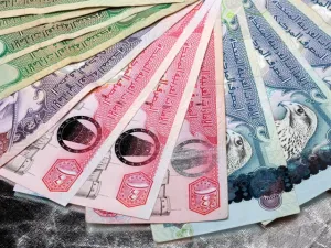 تطبع الإمارات حاليا عملتها الدرهم في دول في الخارج مثل بريطانيا وفرنسا