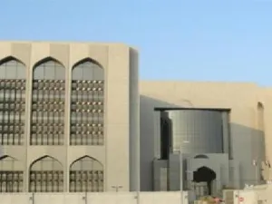 "المركزي" لم يوقف نقل المديونيات نهائياً، وإنما قنّنها في إطار نظام القروض الشخصية، وذلك لمدة ثلاثة أشهر قابلة للتجديد، يشترط فيها عدم منح المتعامل أكثر من ‬20 ضعف راتبه، لمدة سداد لا تتجاوز ‬48 شهرا
