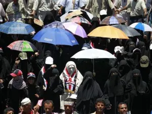 مظاهرة نسائية ضد الرئيس اليمني علي عبد الله صالح في مدينة تعز
