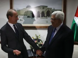 عباس يمنح رئيس بلدية باريس مواطنة الشرف الفلسطينية
