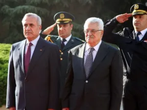 الرئيس اللبناني ميشال سليمان (يسار) خلال استقباله نظيره الفلسطيني
