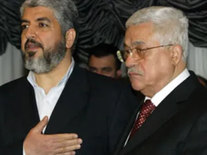 ارشيف/ محمود عباس (يمين) وخالد مشعل