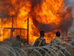 مسلحون يتفقدون احتراق احد الاسواق في ابيي 
