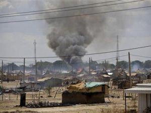 دخان يتصاعد من منازل تحترق في ابيي في صورة وزعتها الامم المتحدة 
