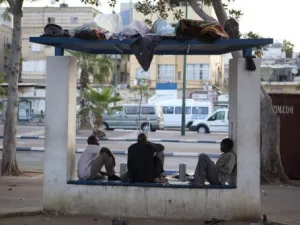 مهاجرون افارقة في محطة حافلات في حديقة لفينسكي في جنوب تل ابيب

