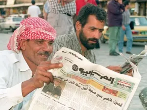 اردنيان يطلعان غلى الاخبار في صحيفة "العرب اليوم" في عمان
