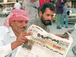 اردنيان يطلعان غلى الاخبار في صحيفة "العرب اليوم" في عمان
