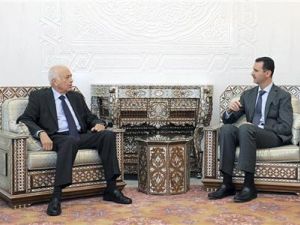 نبيل العربي الامين العام لجامعة الدول العربية (الى اليسار) لدى اجتماعه مع الرئيس السوري بشار الاسد