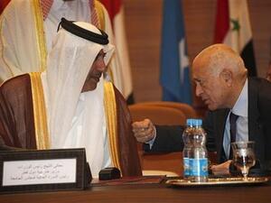 رئيس الوزراء القطري (إلى اليسار) في حوار مع نبيل العربي خلال اجتماع بالرباط
