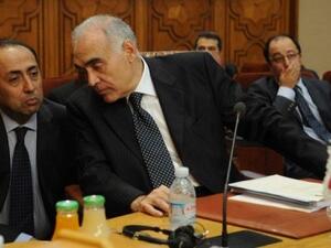 الامين العام للجامعة العربية نبي لالعربي يتحدث الى زميل له اثناء اجتماع الجامعة