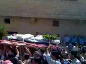 لقطة من فيديو نشر على موقع يوتيوب لتشييع انقلب الى تظاهرة ضد النظام في حلب