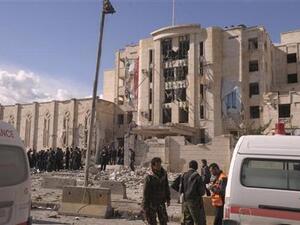 افراد أمن ورجال اسعاف في موقع انفجار في مدينة حلب السورية
