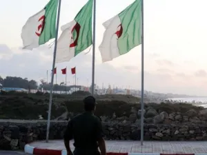 جندي جزائري تحت العلم الجزائري