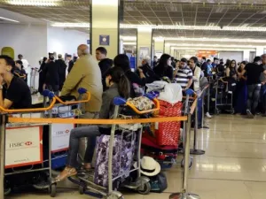 مسافرون في مطار اورلي ينتظرون الصعود الى الطائرة بعد انتهاء الاضراب
