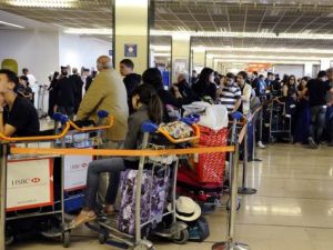 مسافرون في مطار اورلي ينتظرون الصعود الى الطائرة بعد انتهاء الاضراب
