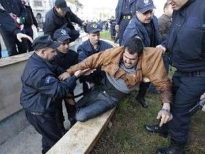 اعتقال احد المتظاهرين 
