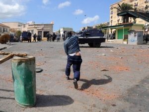 مواجهات بين متظاهرين والشرطة في 16 اذار/مارس في العاصمة الجزائر
