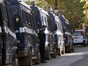 سيارات تابعة لشرطة مكافحة الشغب في العاصمة الجزائرية 
