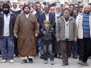 رجال يشاركون في جنازة شخص قتل بنيران الجيش السوري في منطقة القصير
