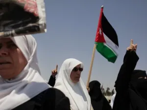 مشاركات في تظاهرة تطالب الحكومة الاردنية بالاصلاحات في عمان
