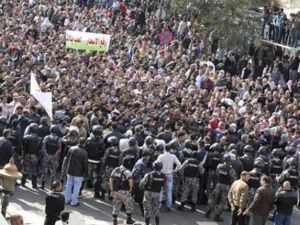 محتجون يتظاهرون في العاصمة الاردنية عمان يوم الجمعة
