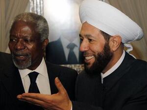  كوفي عنان خلال لقائه بمفتى سوريا احمد حسون (الى اليمين) في دمشق
