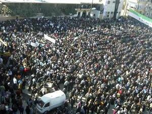 ارشيف/ متظاهرون في ادلب