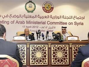 نبيل العربي (الى اليسار على المنصة) ورئيس وزراء ووزير خارجية قطر الشيخ حمد بن جاسم آل ثاني أثناء مؤتمر صحفي في الدوحة عقب اجتماع اللجنة الوزارية العربية بشأن سوريا 
