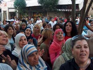 عاملات فلسطينيات امام احد مكاتب الاستخدام في اسرائيل