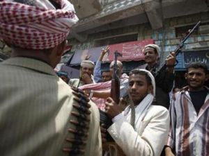 مسلحون خلال مظاهرة في تعز بجنوب اليمن 