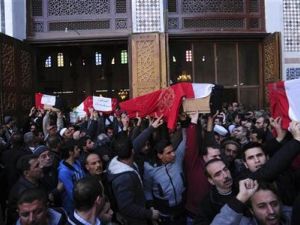 سوريون يشيعون ضحايا تفجيرين وقعا في دمشق من المسجد الاموي يوم السبت
