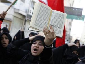 بحرينيات خلال احتجاج ضد الحكومة بقرية غربي المنامة
