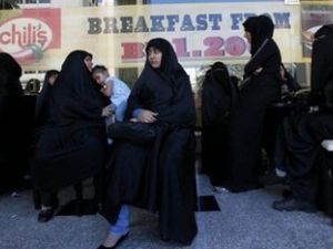 نساء من اقرباء المتهمين يقفن خارج المحكمة
