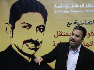 عضو بجمعية الوفاق يتحدث امام صورة للناشط عبدالهادي الخواجة
