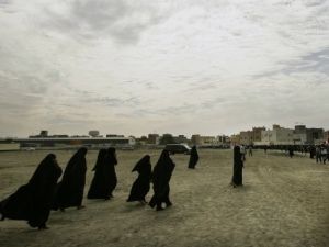 بحرينيون شيعة خلال تشييع احد الشبان في بلدة سترة قرب المنامة
